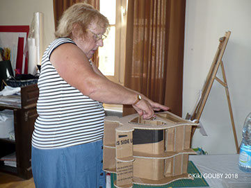 Atelier meubles en carton à l'atelier libre de Condé en Brie dans le sud de l'aisne